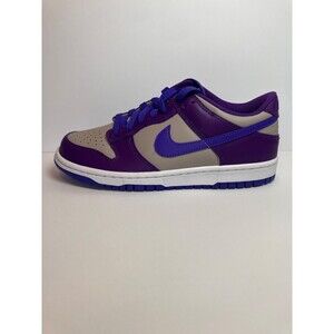 7Y or 8.5 W NIKE DUNK LOW_COLLEGE GREY/VIOLET-GRAPE FB9109-007-SIZE 7Y NEW!